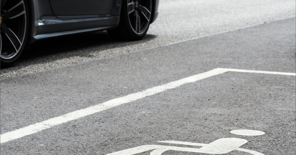 Segnalare le auto in sosta vietata paga? Sì, se sei svedese