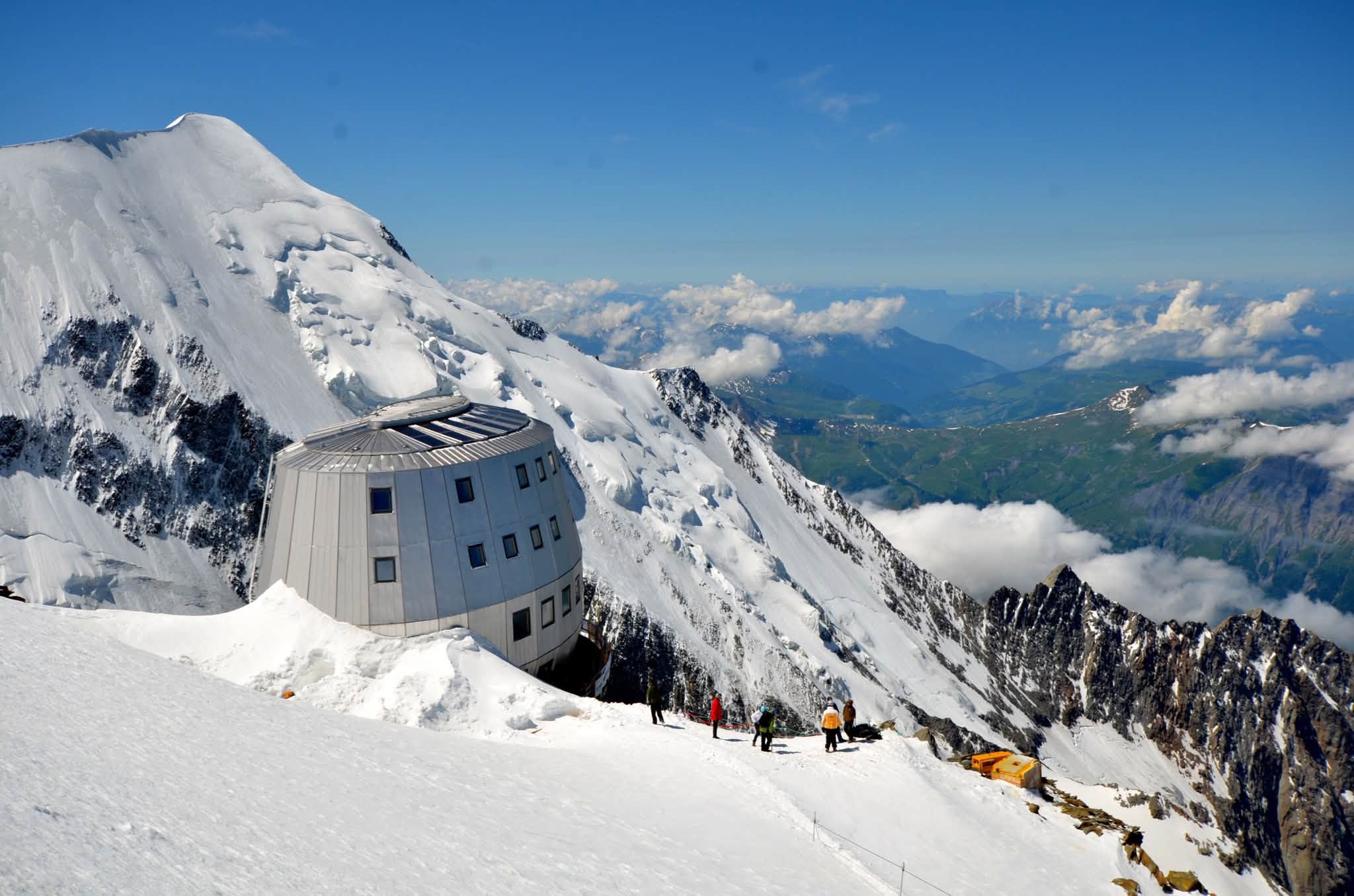 Alpinisti bloccati su Monte Bianco, sindaco nega soccorso in elicottero