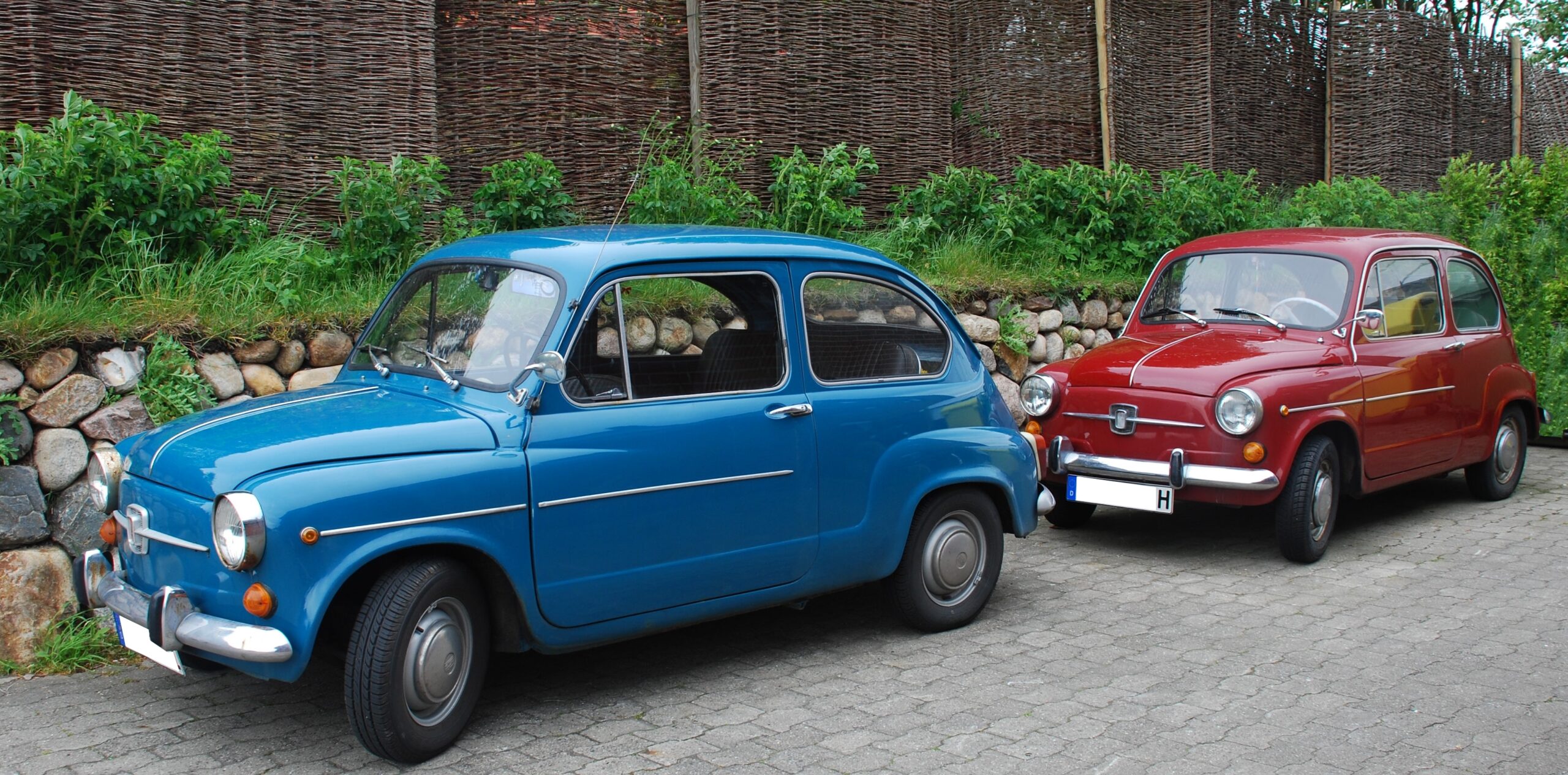 Immagine di una Fiat 600 - By Alice Volkwardsen at de.wikipedia - Own work, Public Domain, https://commons.wikimedia.org/w/index.php?curid=11784044