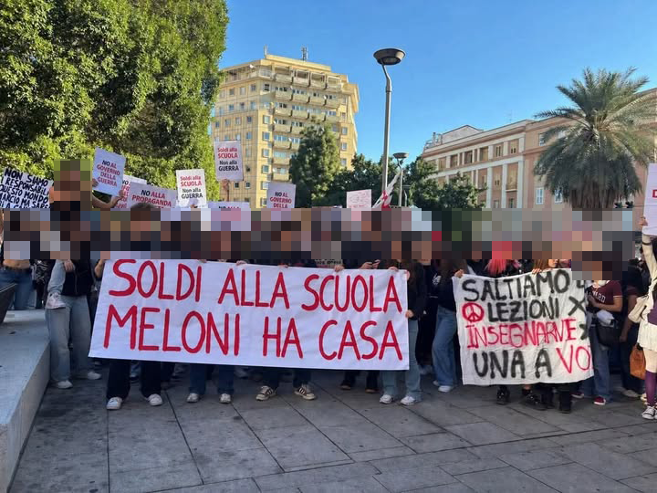 La foto degli studenti che dicono "Meloni ha casa" è creata con AI