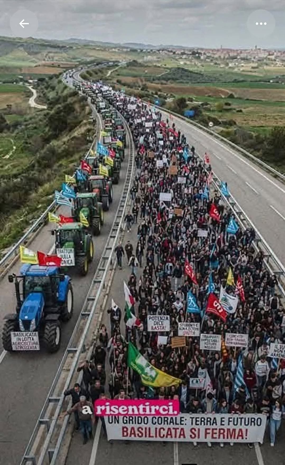 Questa immagine delle proteste in Basilicata è creata con AI