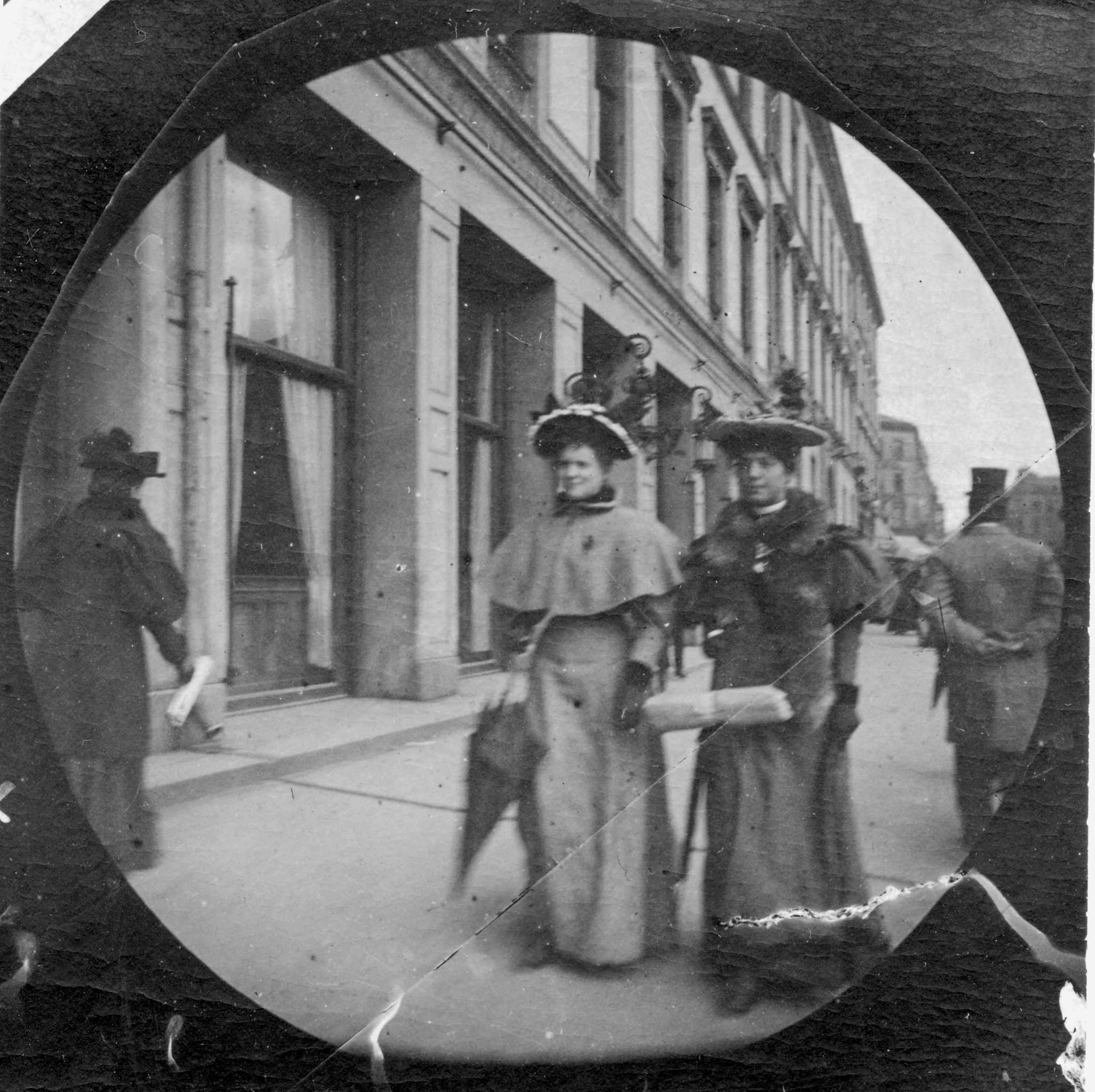 To kvinner går langs Grand Cafe, Karl Johans gate, Oslo. Størmer, Fredrik Carl Mülertz / Norsk Folkemuseum, Public Domain